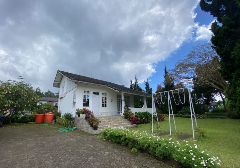 Villa Nuansa Kayu Cocok Buat Keluarga Kecil