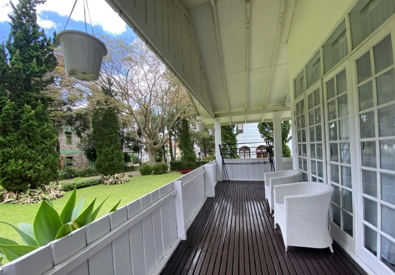Villa Nuansa Kayu Cocok Buat Keluarga Kecil