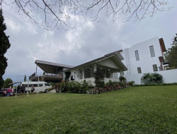 Villa Nuansa Kayu Cocok Buat Keluarga Kecil