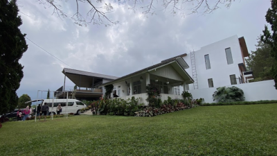 Villa Nuansa Kayu Cocok Buat Keluarga Kecil