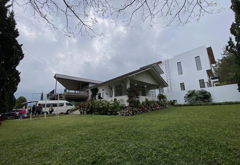 Villa Nuansa Kayu Cocok Buat Keluarga Kecil
